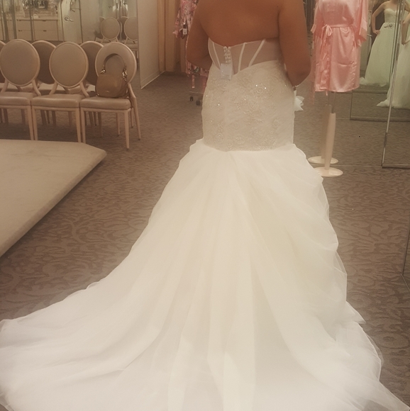 Vera Wang wedding dress - Picture 2 of 4